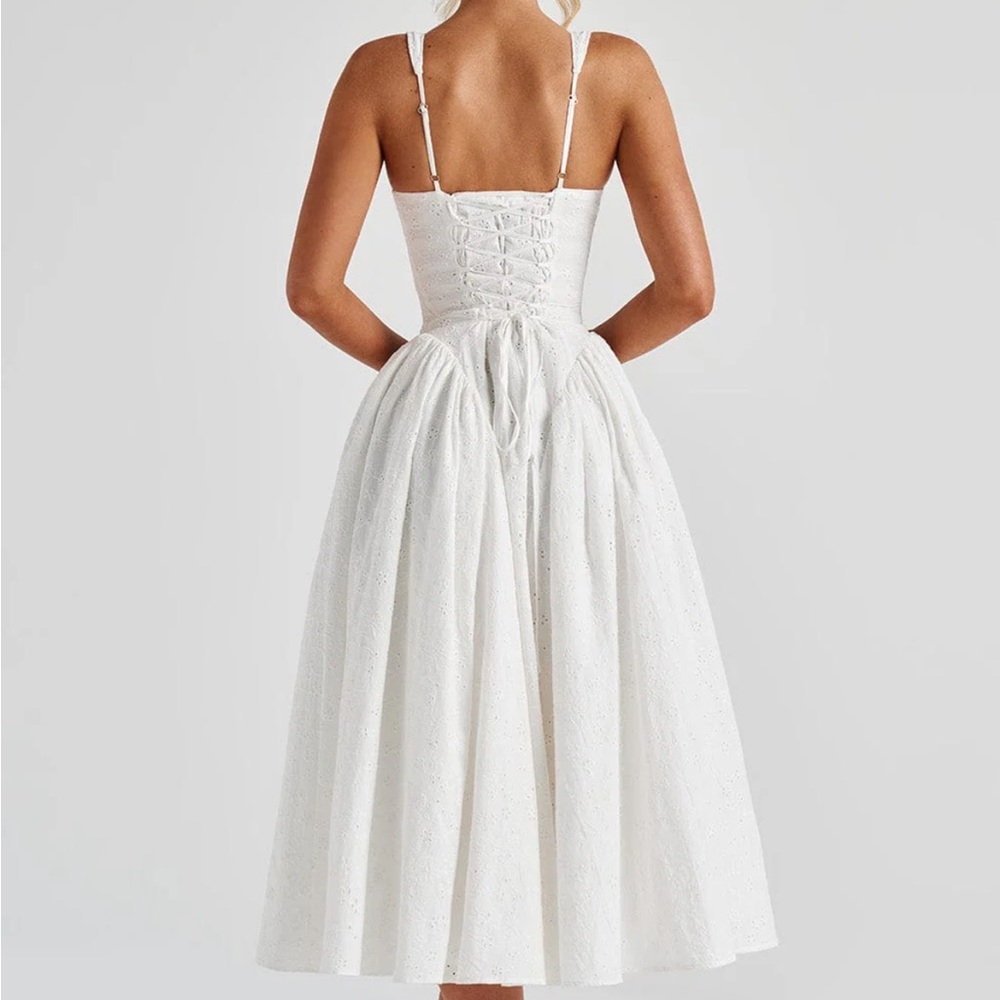 Elegant White Sleeveless Dress - Picture 3 of 8